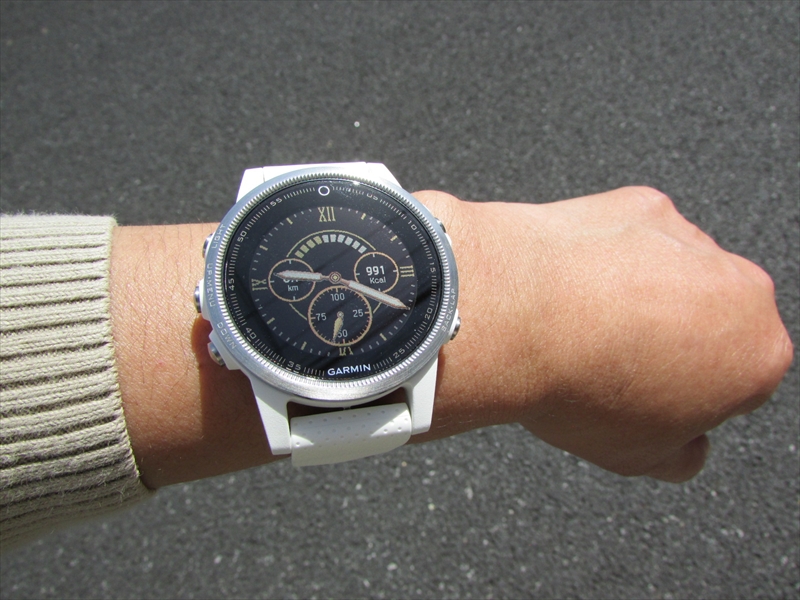 光学式心拍計、100m防水、GPS、気圧高度計、電子コンパスなどを備えたガーミンの多機能なアウトドア用ウォッチ「fēnix 5S」。半透過型ディスプレイで、ウォッチフェイスは好みで入れ替えられます