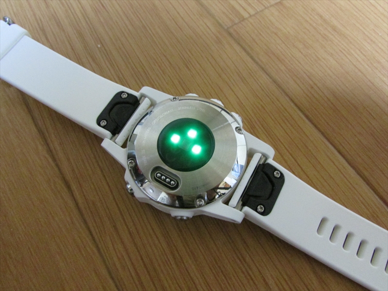 背面に光学式心拍計、充電端子があります