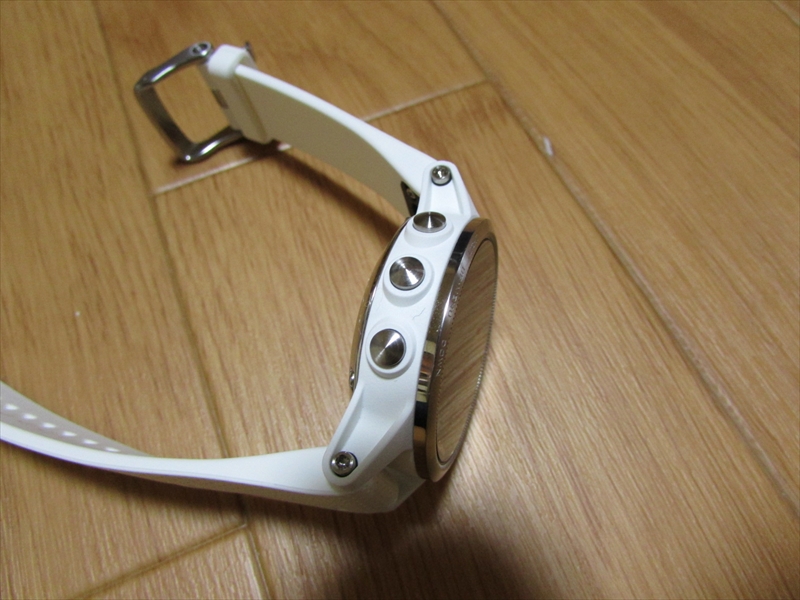 右側面にSTART、BACK/LAPボタン、左側面にLIGHT、UP/MENU、DOWNボタンがあります。画面操作はこれらのボタンで行います