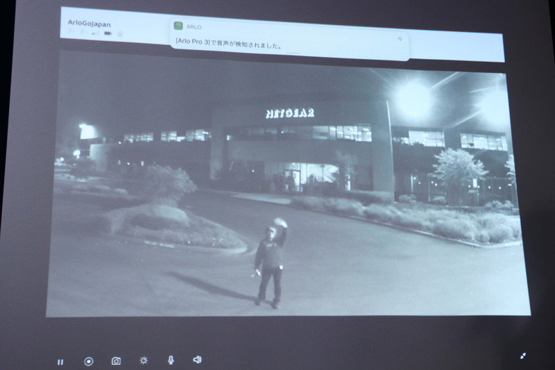 米国のネットギア本社の映像を中継するデモンストレーションが実施された。ナイトビジョンモードのためモノクロの映像となっている