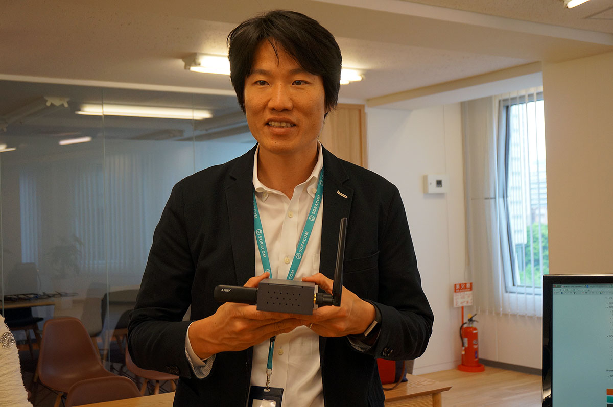 LoRaWAN用ゲートウェイを手にする玉川氏