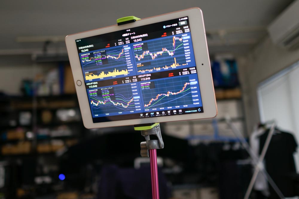 画面をやや前に傾けるとソファーに寝っ転がっていても使いやすい