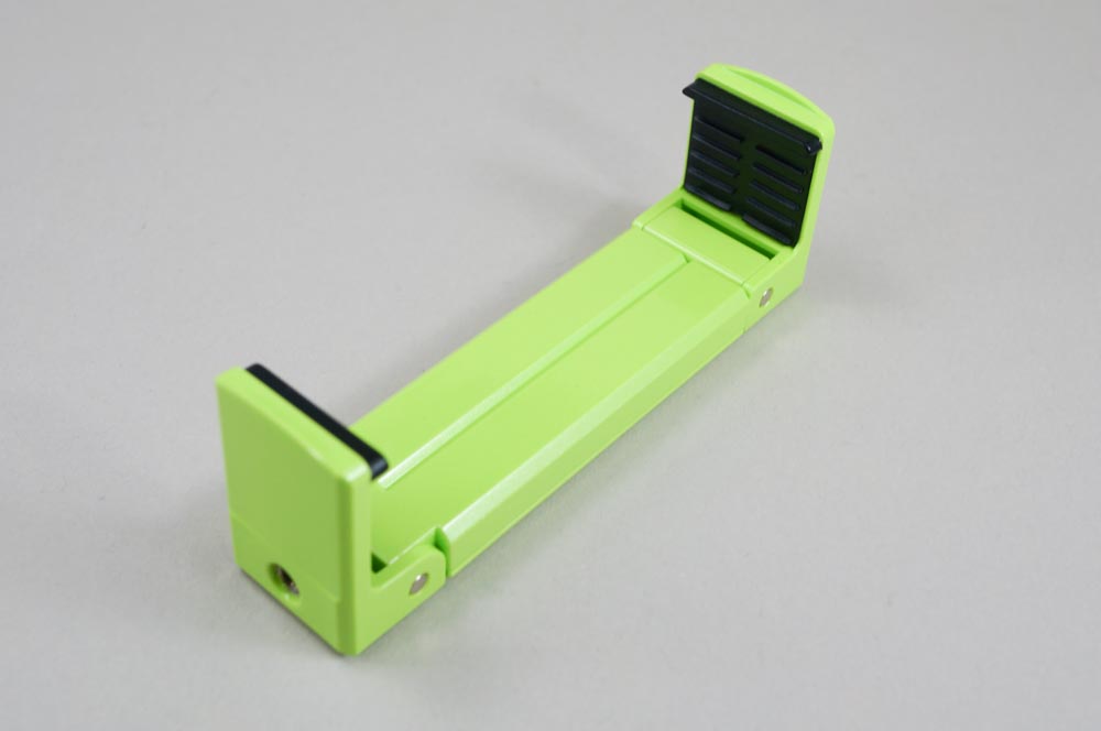 タブレットホルダーは掴みこむ部分がバネで伸縮する