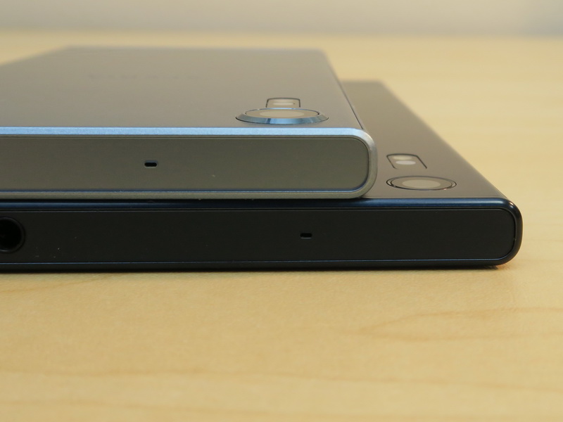 Xperia XZs（上）とXperia XZ（下）を重ねてみると、レンズ部分がわずかに突起していることがよくわかる。