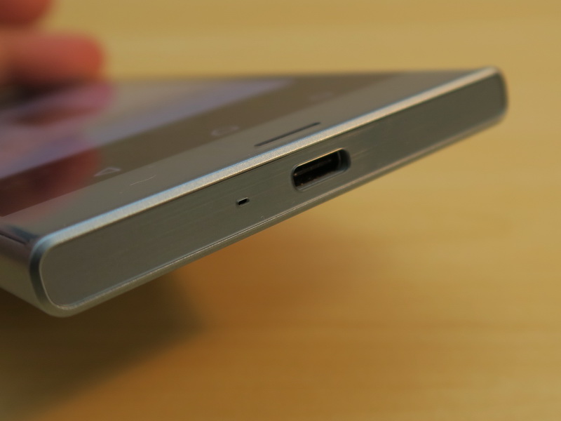 底面側にはUSB Type-C外部接続端子を備える。