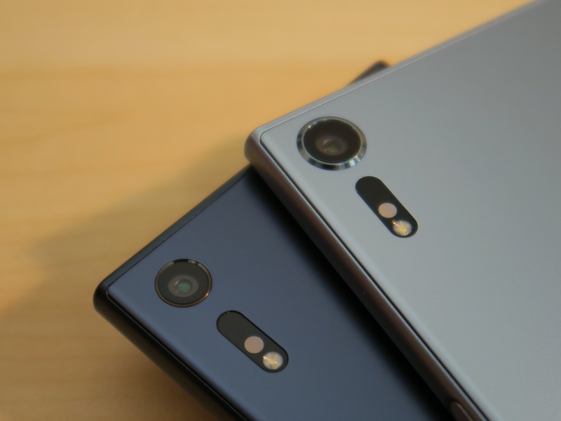 Xperia XZsのメインカメラ（右）はMotion Eyeカメラに変更されたこともあり、レンズ部の周囲にはリングが備えられている。左のXperia XZは背面パネルとフラットな仕上げ。