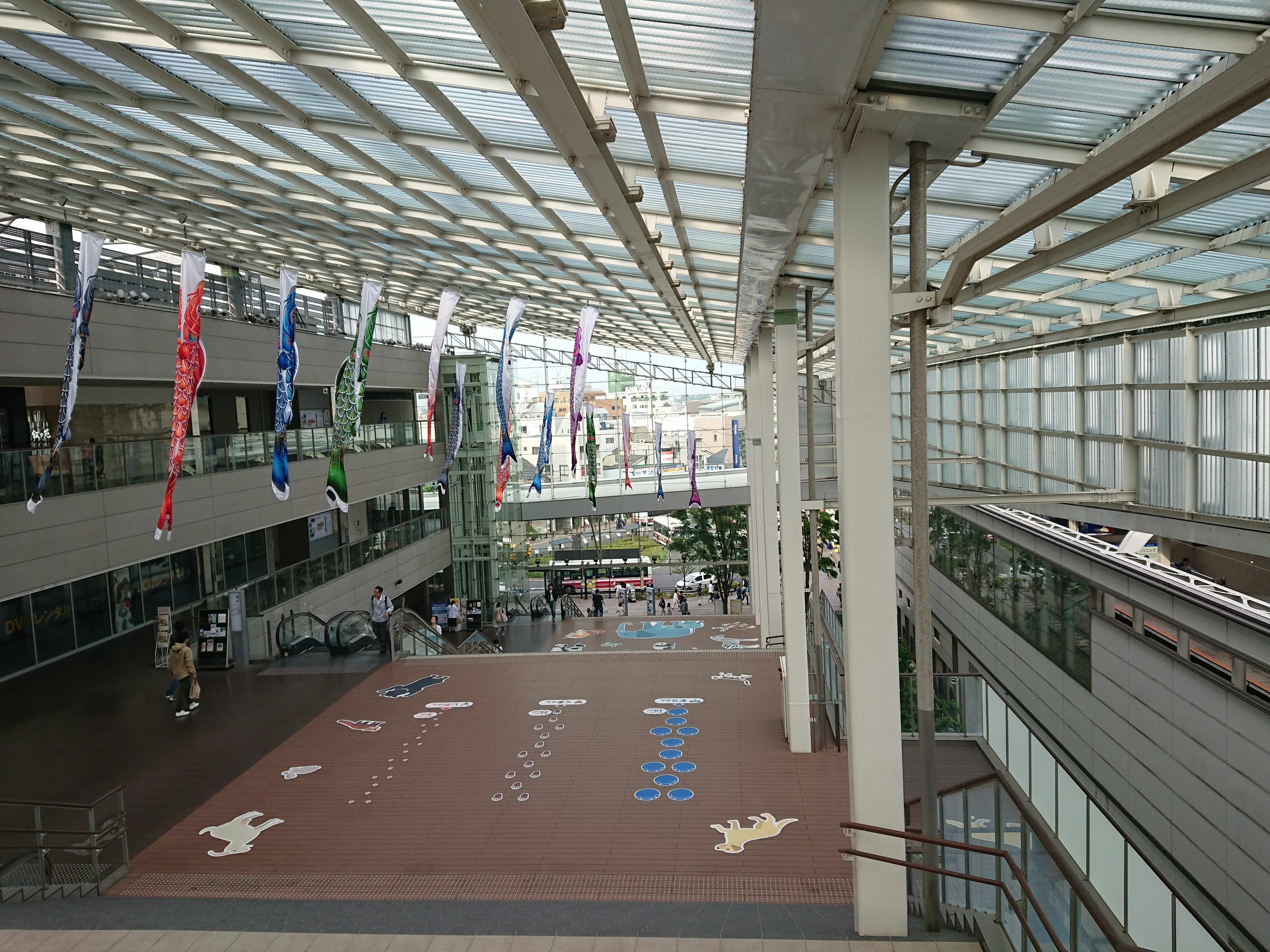 小田急線経堂駅に隣接するショッピングモールの階段。周辺部が暗くなったり、乱れたりすることなく、写真を撮ることができる。