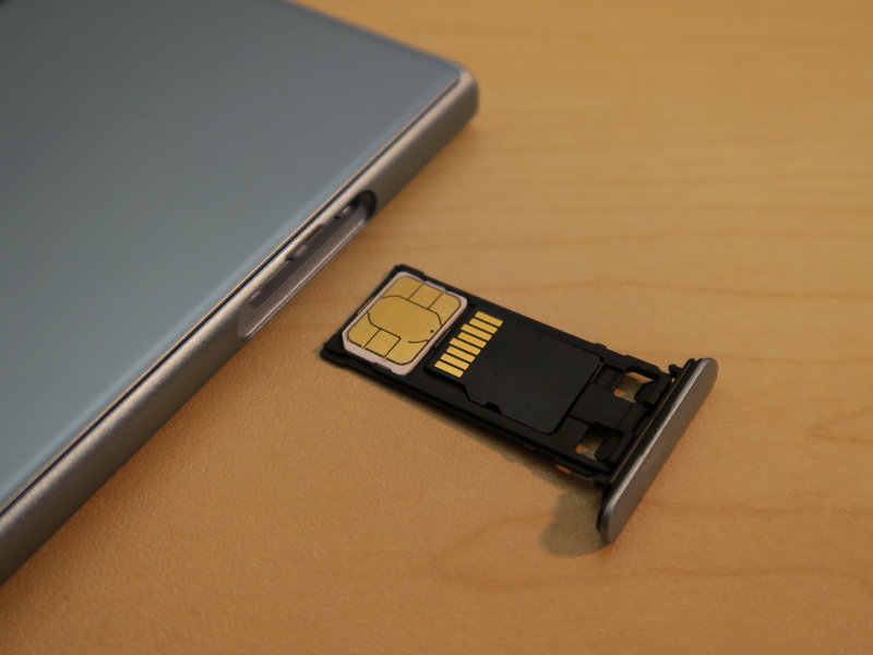 SIMカードはnanoSIMに対応。トレイにはmicroSDメモリーカードを載せて、装着する。