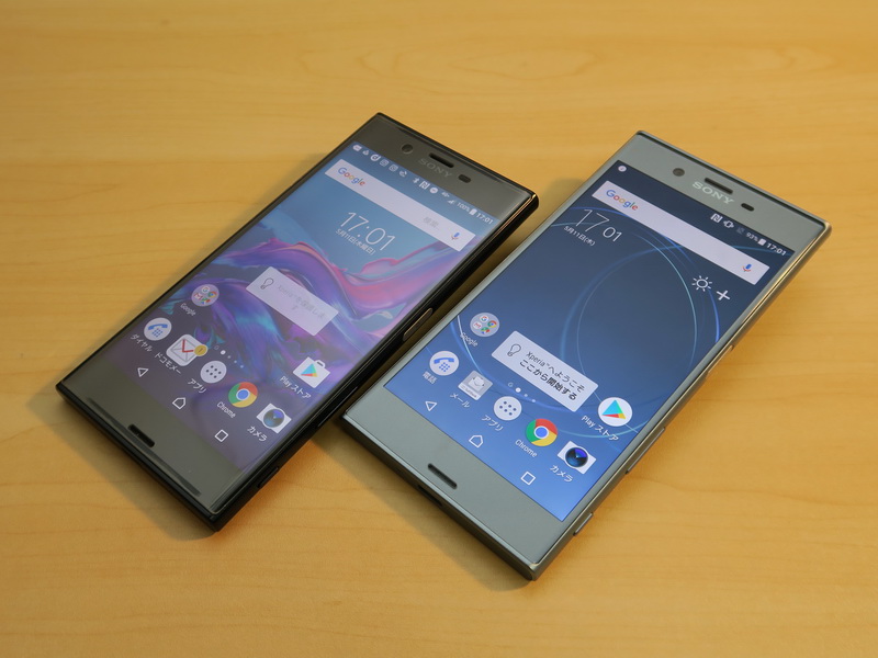 Xperia XZ（左）の発売から、わずか半年で登場したXperia XZs（右）。Motion Eyeカメラを搭載したことで、カメラをもっと活用できるスマートフォンへと進化を遂げている。