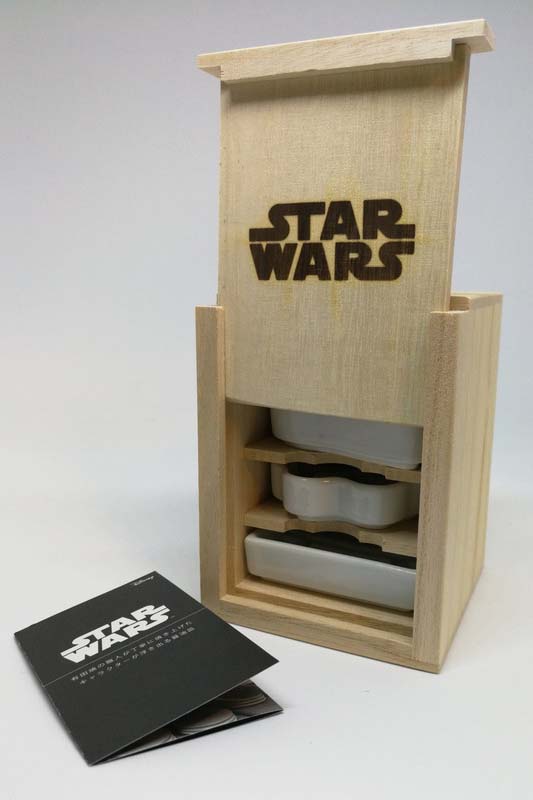 岡持ち型の専用桐箱を開けると、抜けるような白い有田焼の小皿が見える