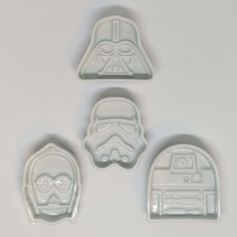 有田焼でかたどられた「ダース・ベイダー」、「ストームトルーパー」、「C-3PO」、「R2-D2」