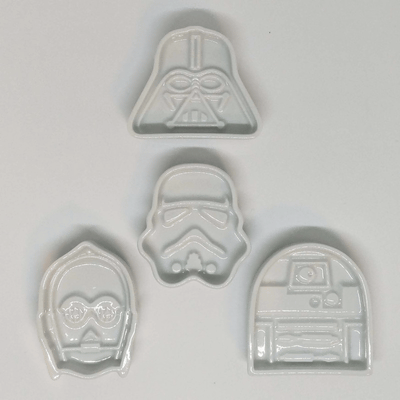 醤油を注ぐと浮き出すダース・ベイダー、有田焼の醤油皿でお寿司は