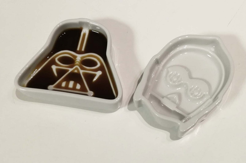 静かに醤油を注ぐとダースベイダーの凄みがでてくる