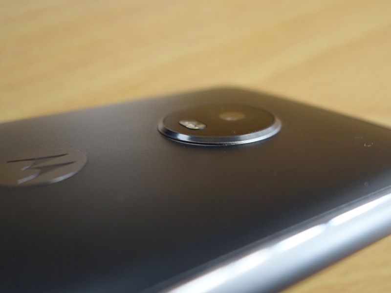 もう1つの懸念事項だった背面のカメラ部でっぱり。嬉しいことに、テーブルに置いたときの安定性はバッチリ。机上電卓としてちゃーんと使えました