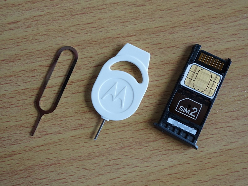 一番右側がSIMカード用のトレー（裏面がmicroSDカード設置部）。トレーを逆さにしても、カードはずり落ちないので取付は簡単です。中央がパッケージ同梱の脱着ピン。一番左のiPhone 6s付属ピンとほぼ変わらないように見えますが、じつは先端部の太さ・形状が微妙に違うようで……