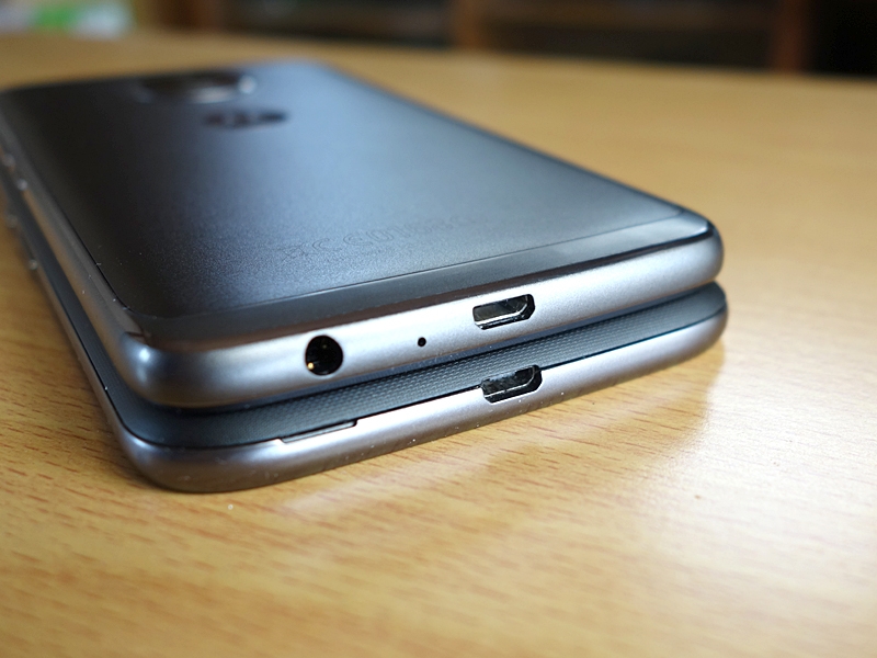 充電端子はともにmicroUSB。現状では絶対この方が便利だと思います。仮に来年「Moto G6 Plus」が出たらどうなるでしょう？ なお、イヤフォンジャック配置が下側（充電端子と同じ側）に移ったのは朗報でした