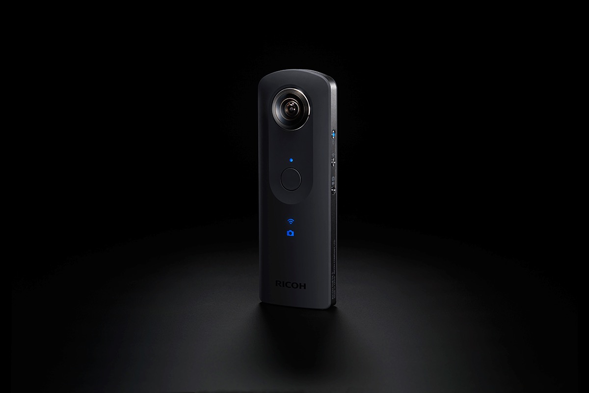 左がニコンのアクションカメラ「KeyMission」シリーズ。中央はソニーのアクションメラ「アクションカム HDR-AS300/AS300R」、右はリコーの全天球カメラ「RICOH THETA S」。※画像は各メーカーサイトより抜粋。