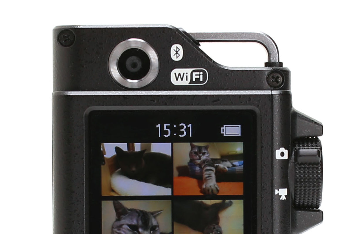 「KeyMission 80」には2つのカメラが搭載されています。左が本体前面にある「カメラ1」。右が本体手前側（液晶画面側）にある自撮り向けの「カメラ2」です。35mm判換算の焦点距離は、「カメラ1」が25mm相当で「カメラ2」が22mm相当。画素数は「カメラ1」が1235万画素（最大記録画素数3968×2976）で「カメラ2」が492万画素（最大記録画素数2528×1896）。