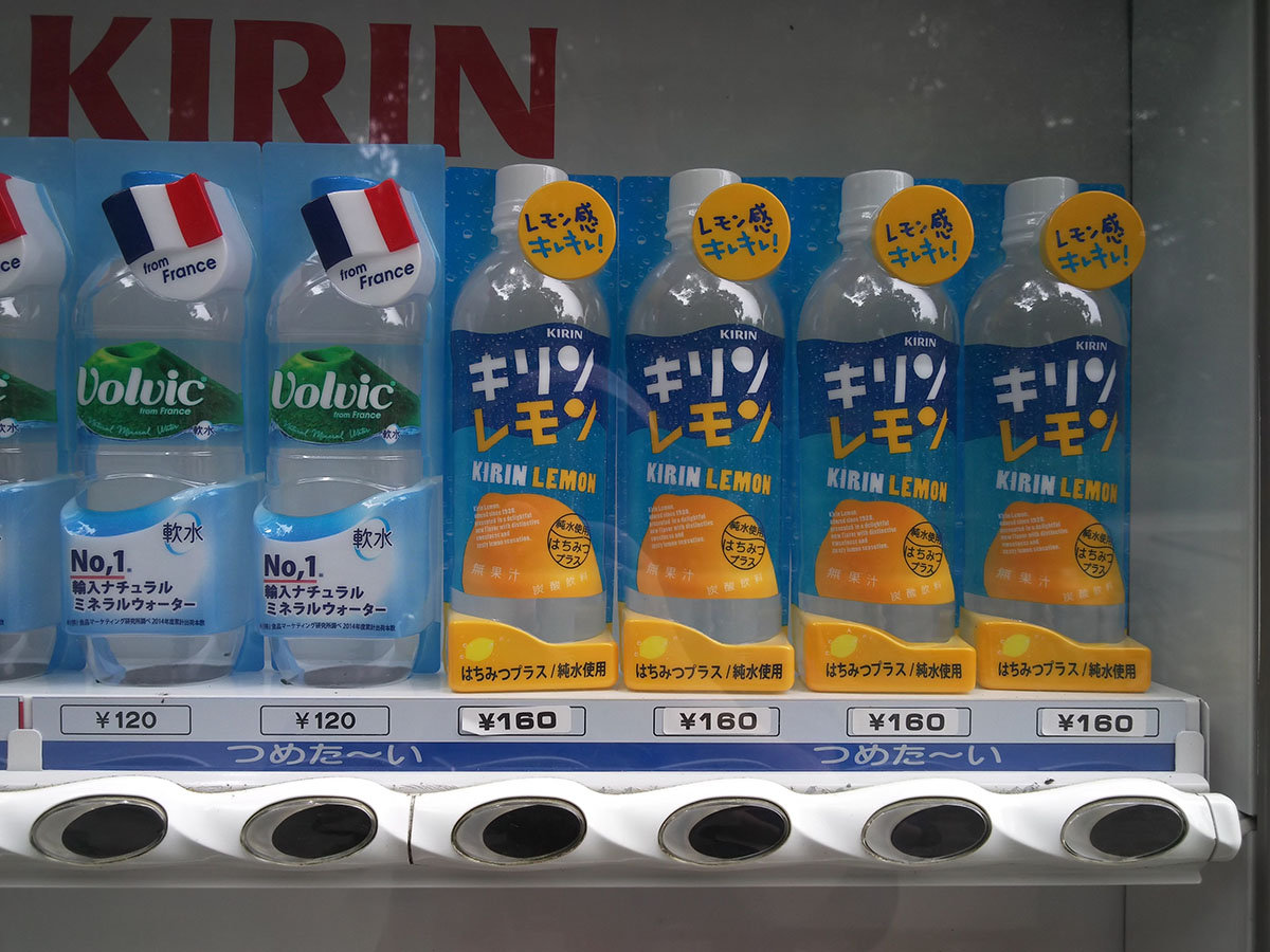 「カメラ1」で撮影。右はドットバイドットの画像です。「この自販機、なんか高い？」とか思ってのスナップですが、細部までよく写っていました。手っ取り早く画像メモを残すのにはとても便利です。