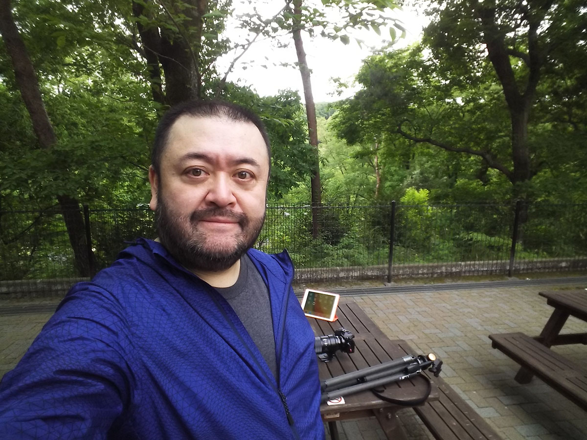 「カメラ2」で撮影。どちらも自撮りですが、多くのスマートフォンと比べると、腕をあまり伸ばさなくても自撮りできたり、背景をより広く写し込んだ自撮りができたり、快適な自撮りカメラとして使えます。