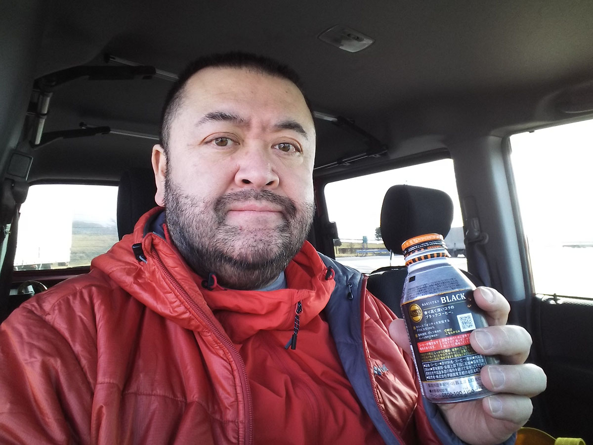 「カメラ2」で撮影。どちらも自撮りですが、多くのスマートフォンと比べると、腕をあまり伸ばさなくても自撮りできたり、背景をより広く写し込んだ自撮りができたり、快適な自撮りカメラとして使えます。