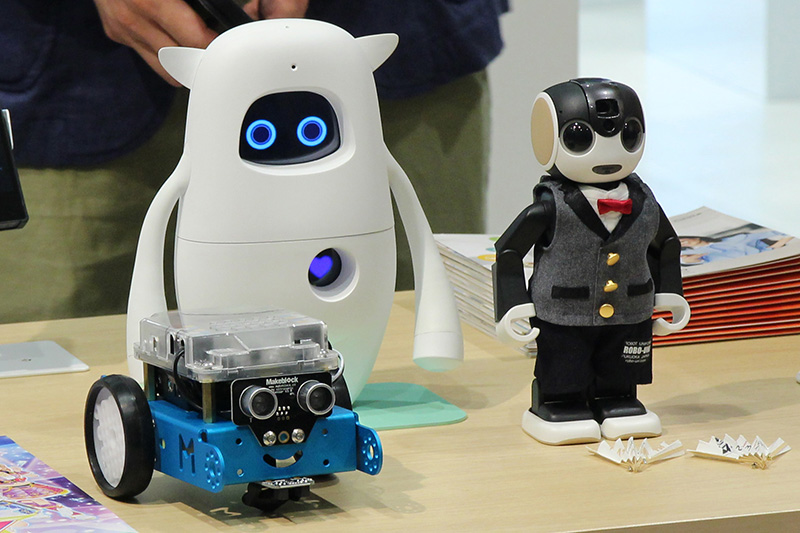 左から、「Makeblock」、「Musio X」、「ロボホン」