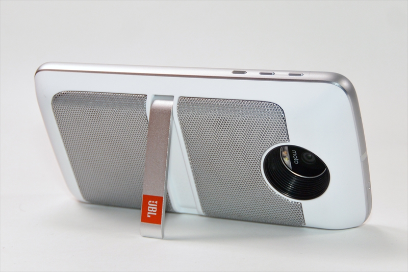 スピーカーの中央にフリップ式のスタンドがついていて、起こすと映像を見るのにちょうどいい角度に立てかけられます