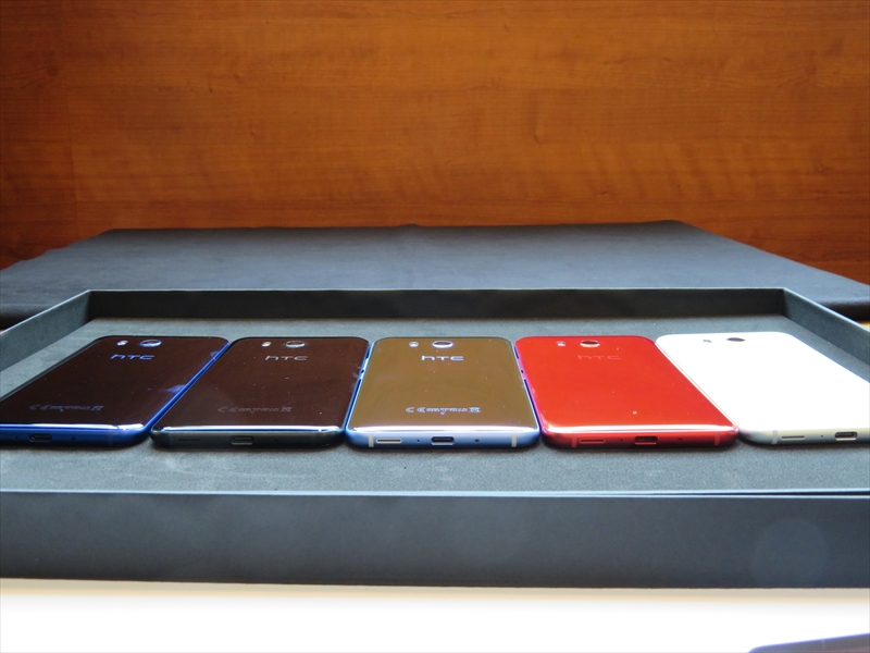 見る角度によって色が変化する