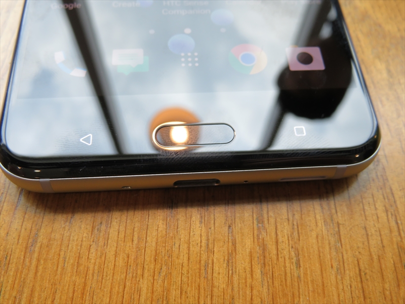 ディスプレイの下にホームボタンを兼ねた指紋認証センサーを装備