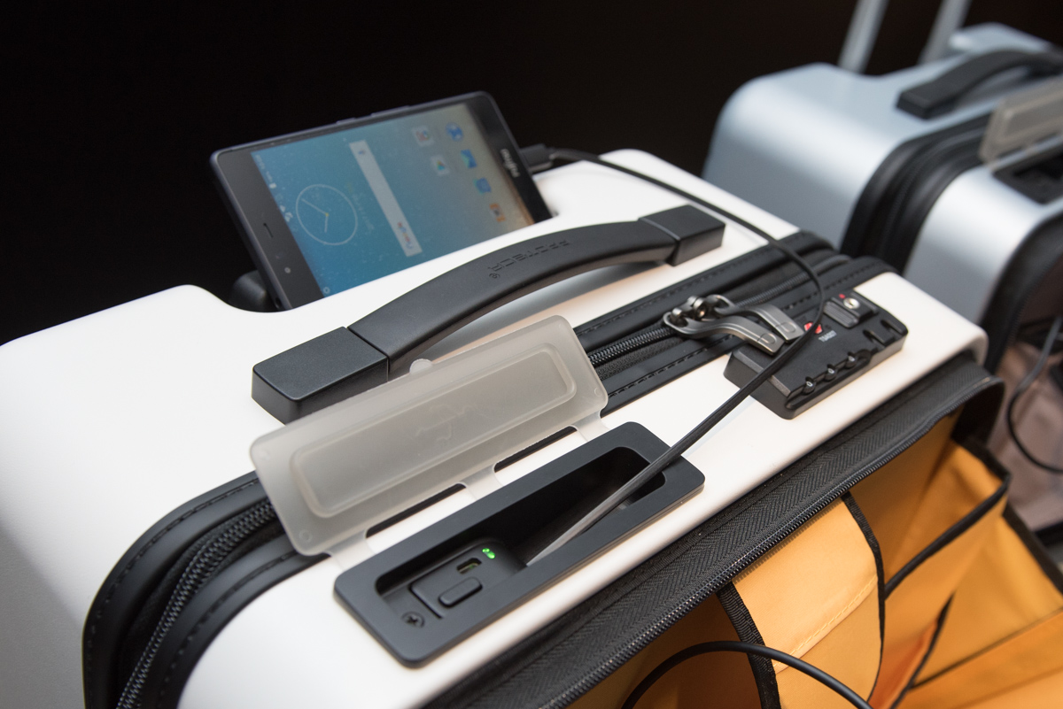 上部にコードリールを搭載、スマートフォンを充電可能