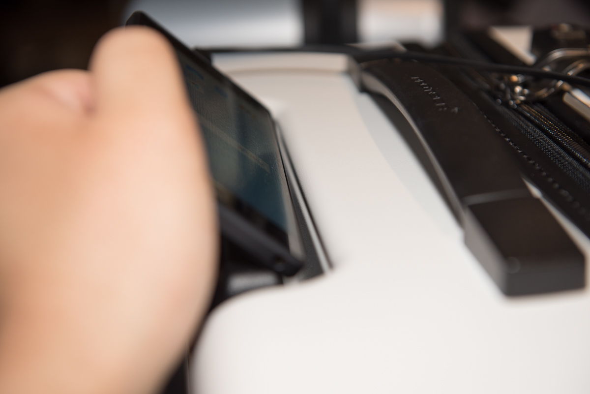 収納したハンドルにスマートフォンを立て掛けられるよう、ボディ側に溝が設けられている