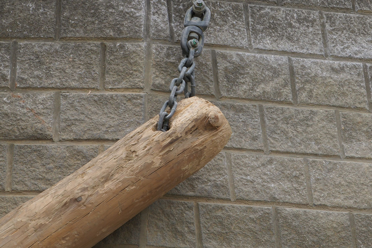 こちらは「OM-D E-M1 Mark II」の50Mハイレゾショットで撮ったもの。中央はドットバイドット、右は一部をトリミングしてリサイズした画像。パッと見だとあまり変わらないように見えますが、「トリミングしてリサイズした画像」の細部をよく見ると、ハイレゾショットのほうがディテイルの再現性が高いように見えます。