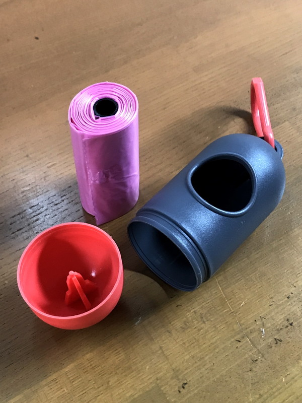 ロール状のビニール袋を本体にセットします