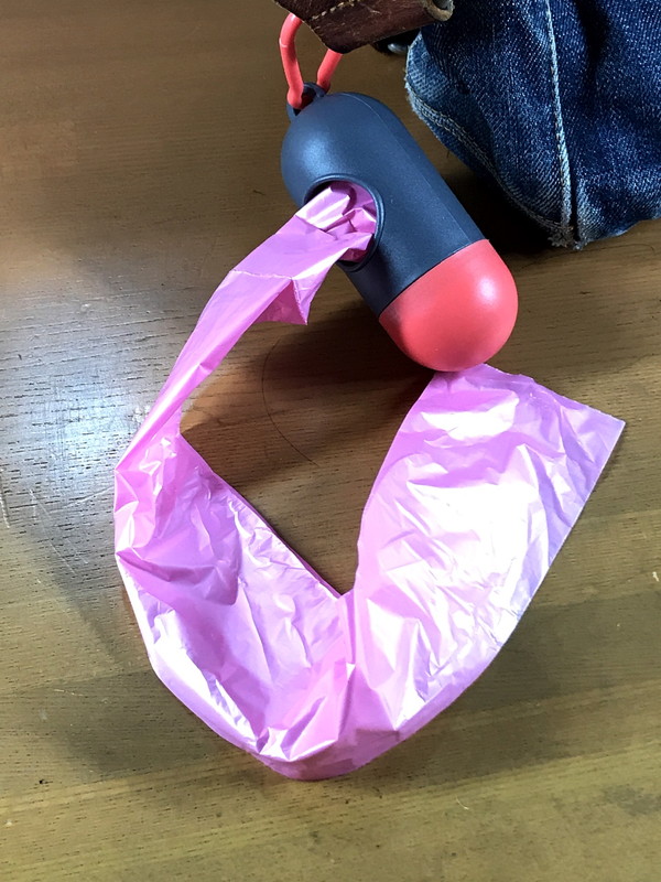 ビニール袋は引き出してちぎって広げます