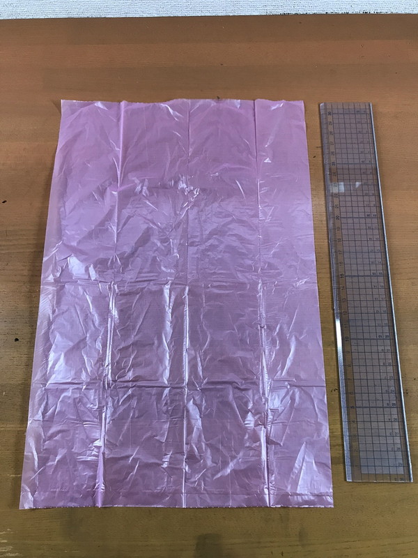 ビニール袋1枚はタテ30cmくらい。あれこれ使えるサイズです