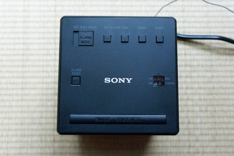 上面のスイッチ類。ちなみに説明書には記載がないが、音声（電源）オフは左下の「ALERM/RESET」と表記のある「OFF」ボタン。この「OFF」の文字が読みにくく、最初は電源オフの方法がわからなかった