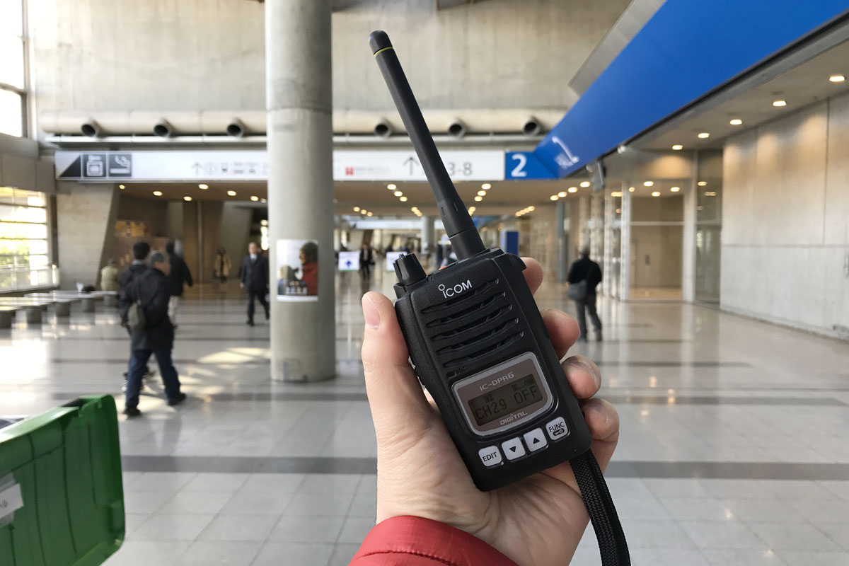 多用しているIC-DPR6。多くのデジタル簡易無線トランシーバーは小型で持ちやすく、非常に手軽に操作できます。クリップで胸元やバッグに装着しておき、必要があれば即、相手と通信できてとても便利です。