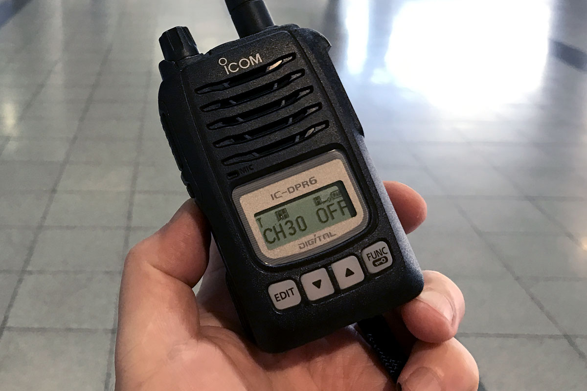 多用しているIC-DPR6。多くのデジタル簡易無線トランシーバーは小型で持ちやすく、非常に手軽に操作できます。クリップで胸元やバッグに装着しておき、必要があれば即、相手と通信できてとても便利です。