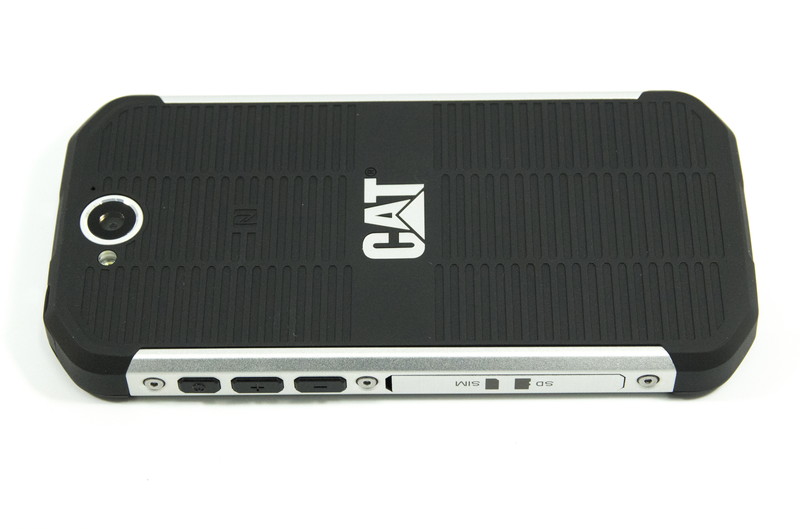 右側面に電源、音量ボタンとSIM/SDスロット