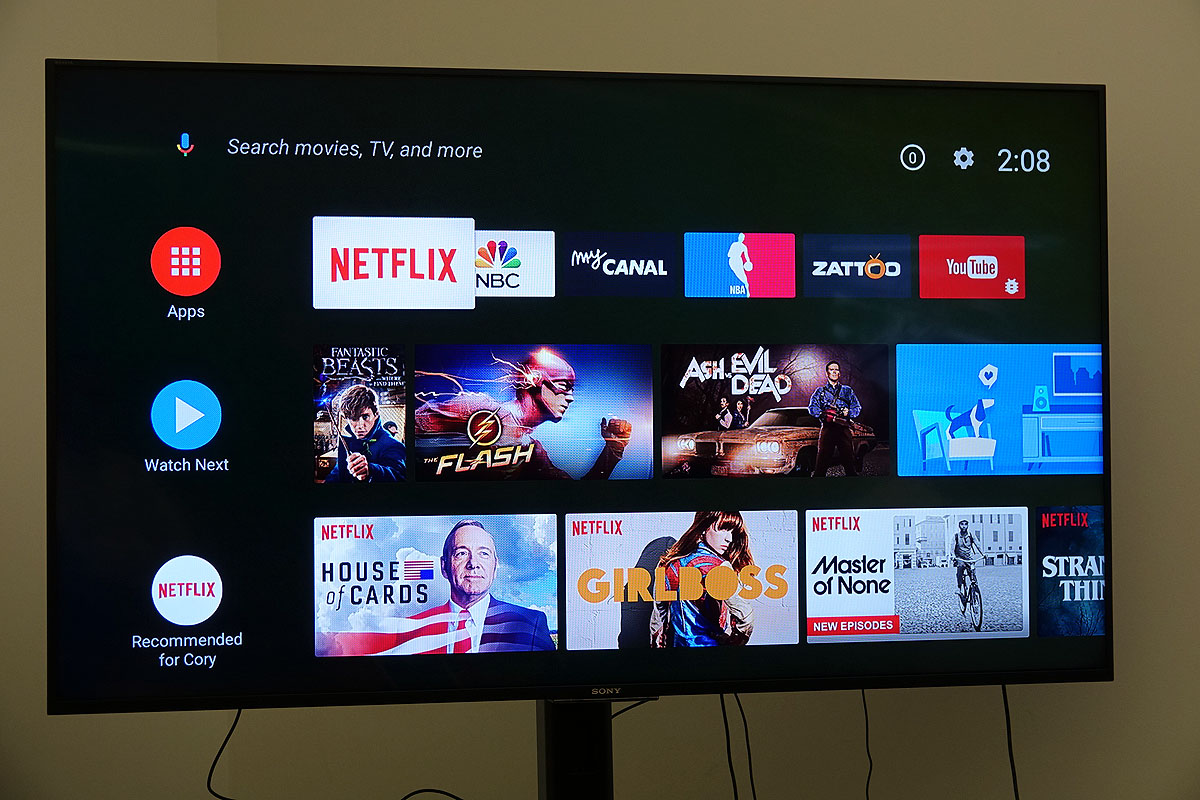 上からApps、Watch Next、Netflixのアイコンが並ぶ。横にはそれぞれのお勧めコンテンツが表示されている。サムネイルの一部はクリップ動画になっている