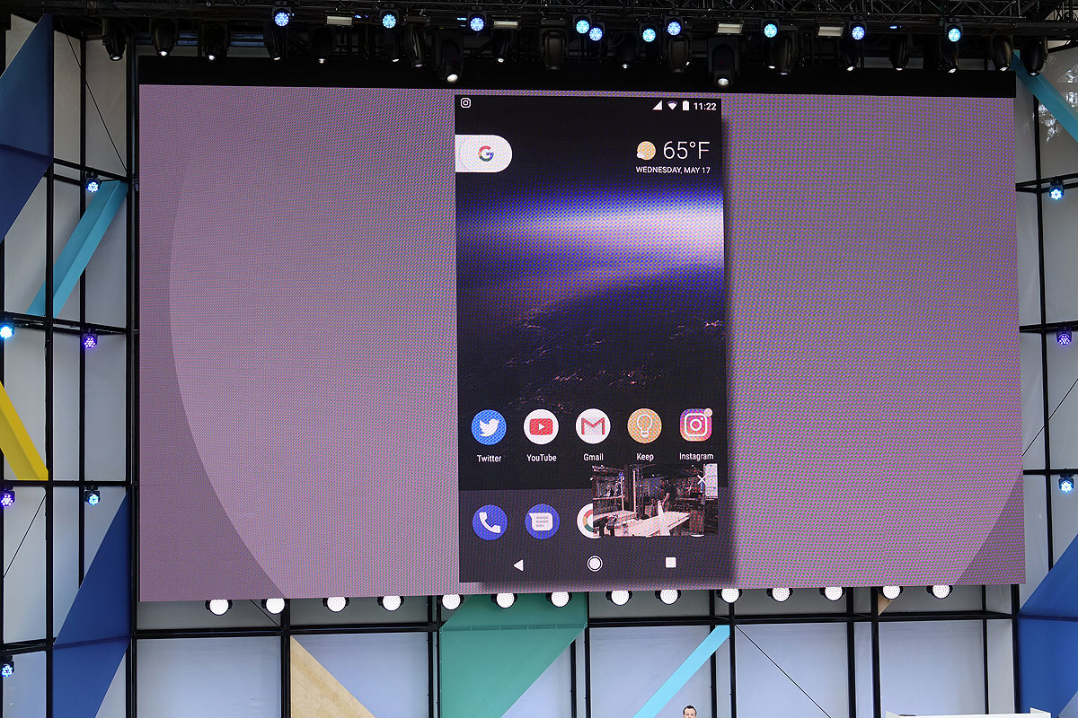Picture-in-pictureにより、ホーム画面の右下にYouTubeの画面が表示されるようになった。またInstagramのアイコンには、通知として丸い印がついている