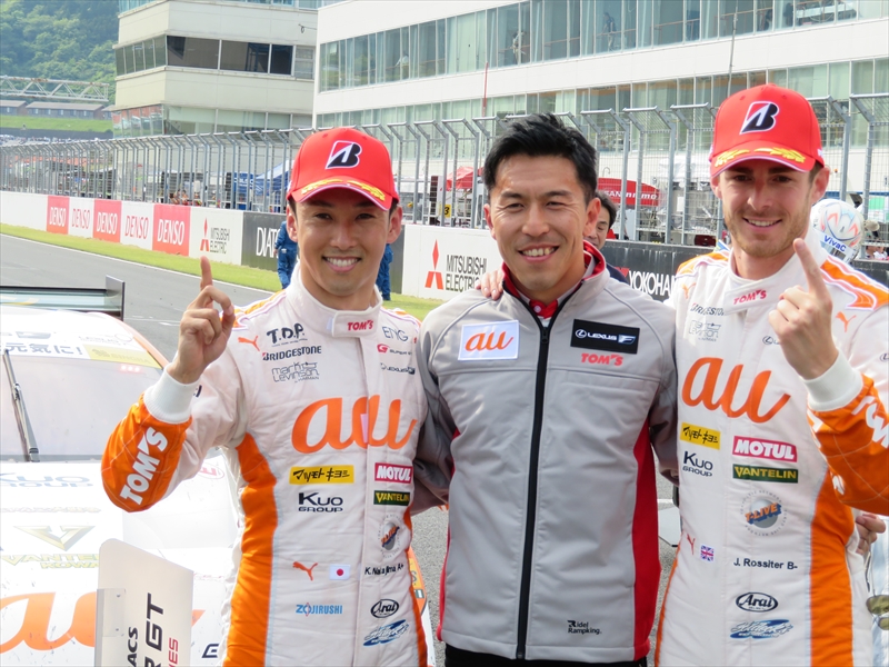 ドライバーとともに優勝を喜ぶ伊藤大輔チーム監督（中央）