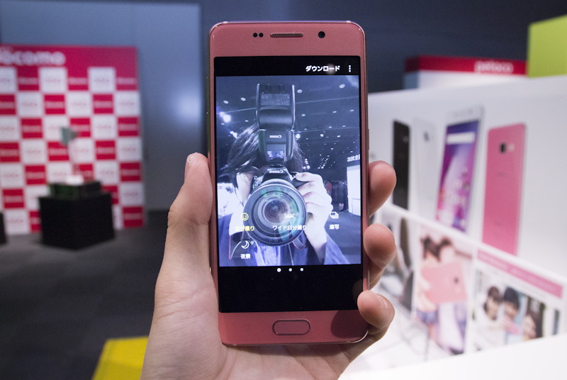 カメラは上スワイプでインカメラ、右スワイプでフィルターを起動できるようになっている