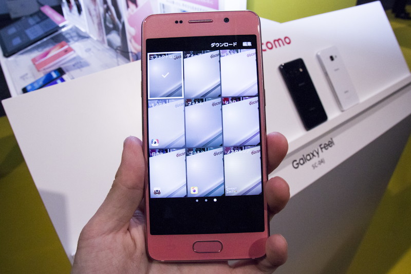 カメラは上スワイプでインカメラ、右スワイプでフィルターを起動できるようになっている