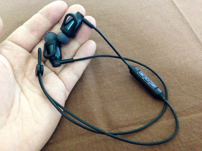 ケーブル長約0.6mは短い。リモコンの裏側に小さいマイク穴を備える