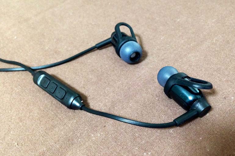 3ボタンのオーソドックスなリモコン。イヤホン部とリモコン部のケーブルが短く、首の横で手さぐりで操作する形になる