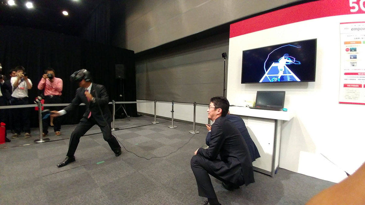 吉澤社長がVRでフェンシングの太田選手と対戦