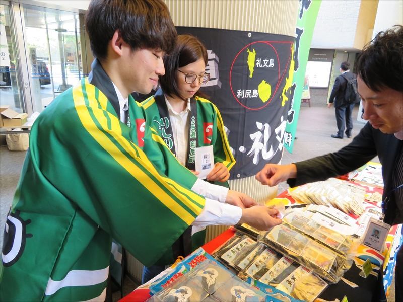 今回の発表に先立ち、5月19日にはKDDI本社ビル1Fエントランスで離島応援マルシェが開催され、多くの社員や近隣住民が訪れた
