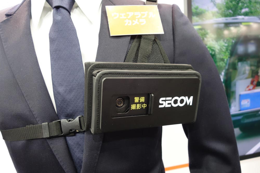 胸に装着するセコムのウェアラブルカメラ。おそらくTORQUE G02と思われる。