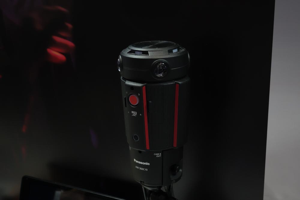 黒背景で見えにくいが、円筒状になっているパナソニックの全周カメラ。これとは別にセットトップボックス形状のベースユニットを組み合わせる